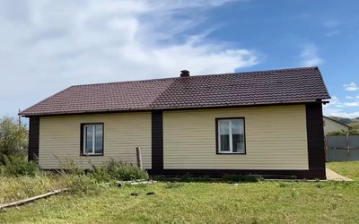Починили крышу педагогу из Сабинки власти Бейского района