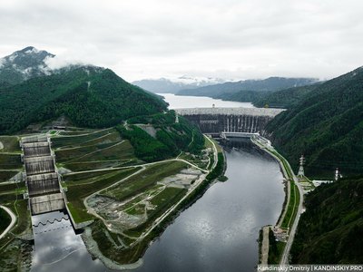 Береговой водосброс на СШГЭС закрыли