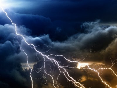 В Хакасии гроза воспламенила электроопору 