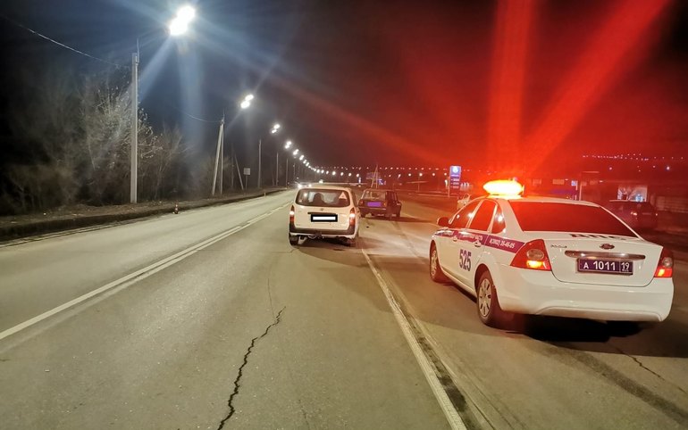 Пешеход под Абаканом дважды попал под машину