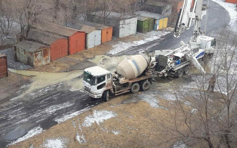 Мойку для бетономешалки устроили в гаражном массиве Абакана