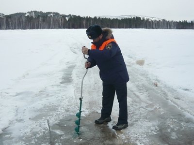 Лед на водоемах в Хакасии пока еще безопасен для рыбаков