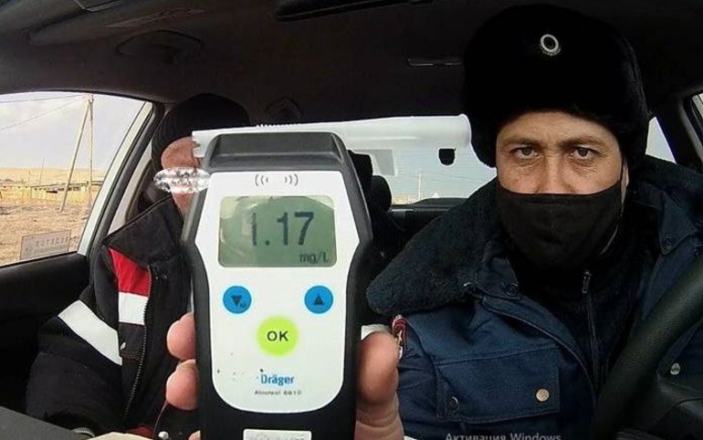 Пьяница в Ширинском районе стал торговаться с полицейскими