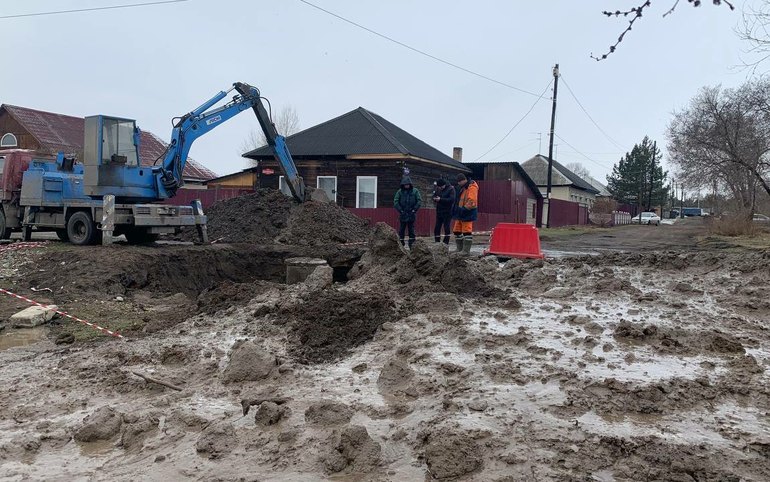 Без воды: водоканал в Черногорске меняет участок трубы