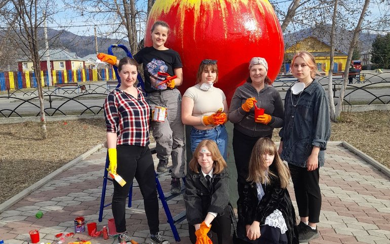 В Майна обновили символ поселка. Это огромное яблоко