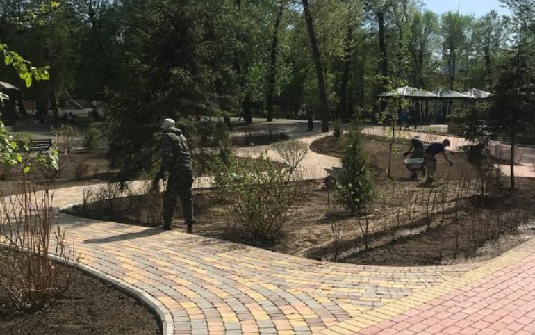 Можжевельник, голубые ели и брусчатка украсили Орленок 