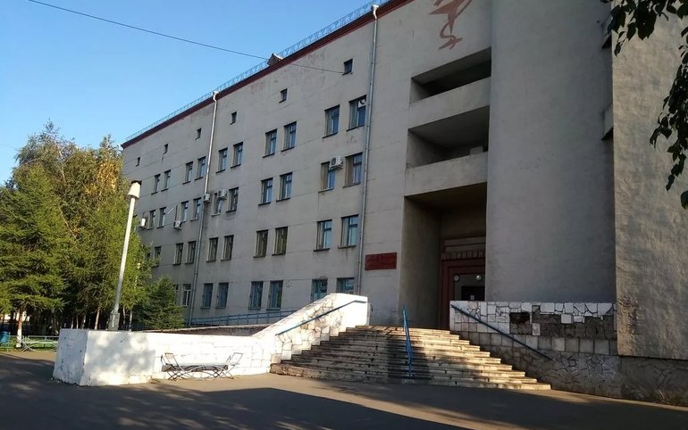 Крыльцо абаканской поликлиники надолго закроют на ремонт