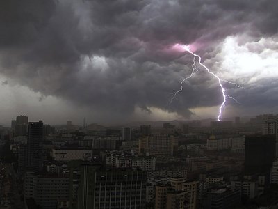 Молния ударила в подростков в Саяногорске 