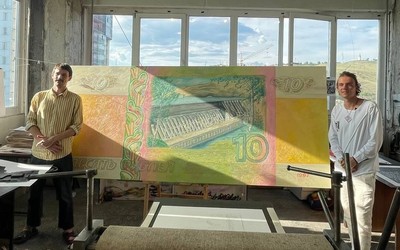Красноярский художник продал москвичу огромные 10 рублей