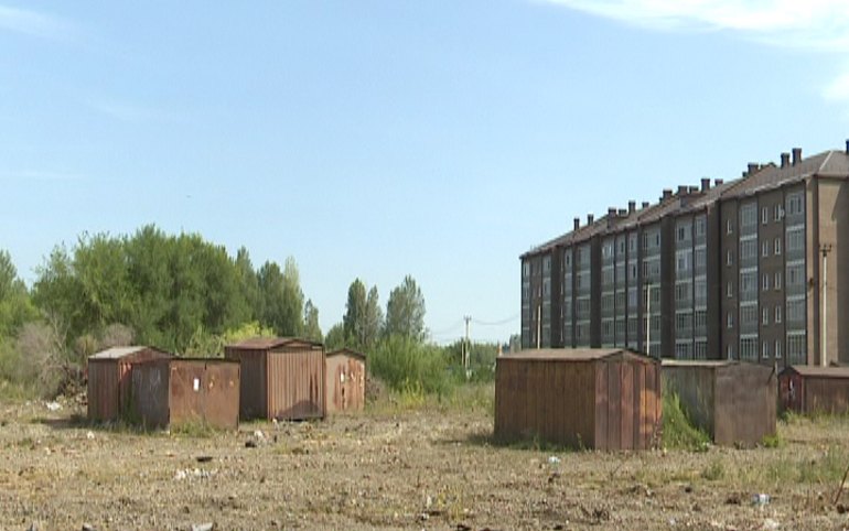 Абаканцев просят убрать гаражи в районе Арбан 