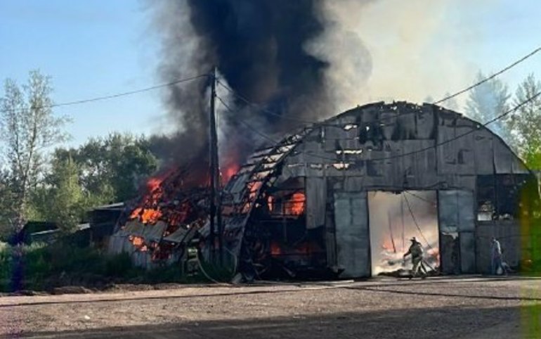 Склад масла полыхает под Минусинском 
