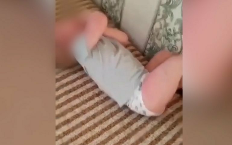  Мать, избивавшая 1,5-летнего сына на камеру, заплатит 5 тысяч рублей