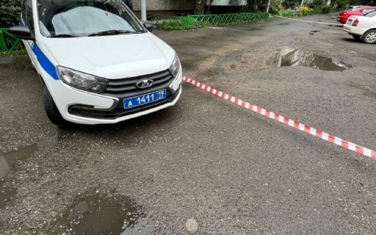 В центре Абакана под окнами многоэтажки обнаружили труп 