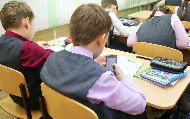 Телефоны в школах официально запретили 
