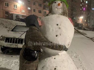 В Норильске слепили первых в этом сезоне снеговиков