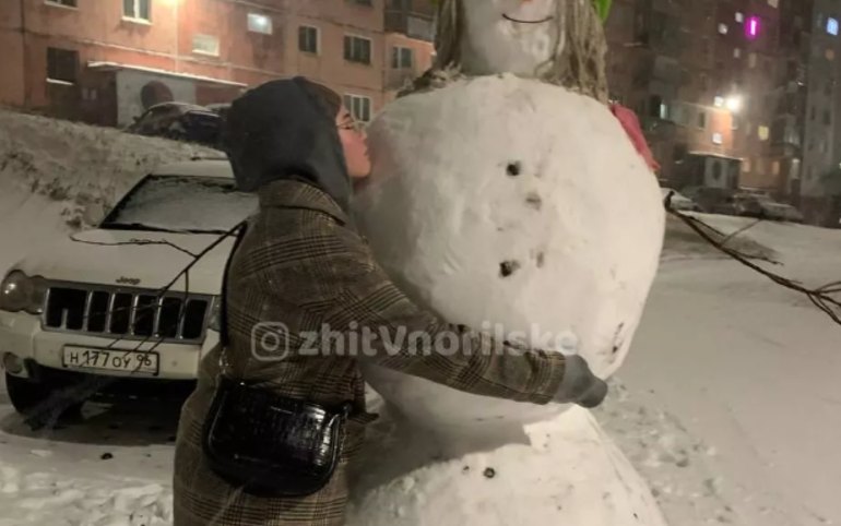 В Норильске слепили первых в этом сезоне снеговиков