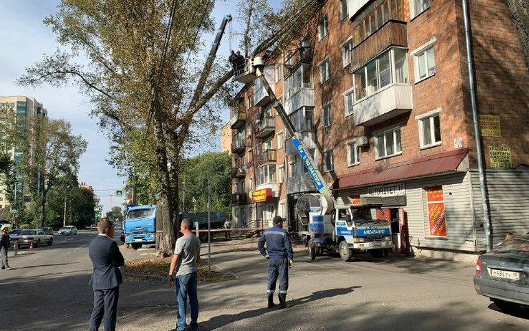 Тополь рухнул на крышу дома по Ярыгина, 30 