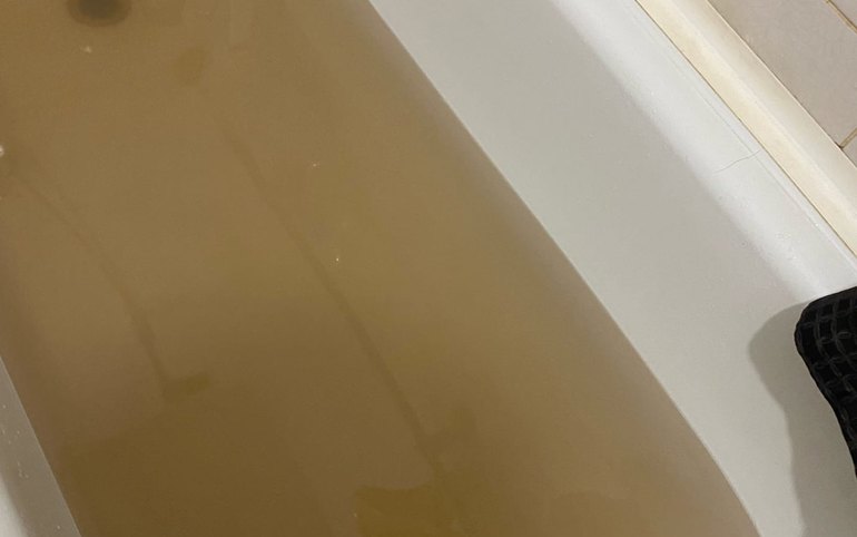 Жители Мостоотряда жалуются на ржавую воду. Пропускать ее бесполезно 