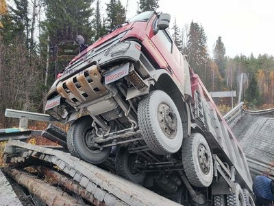 В Красноярском крае под грузовиком рухнул мост