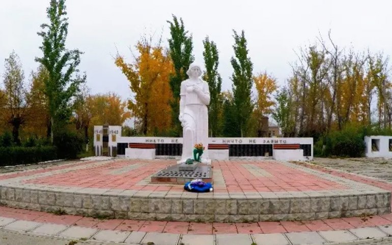 Вандалов, повредивших мемориал в Усть-Абакане, вычислили