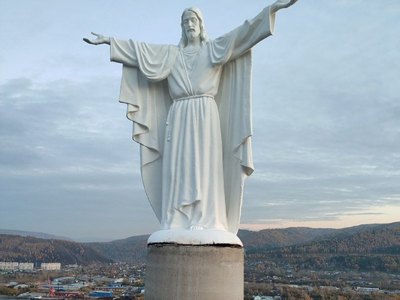 В Красноярске установили пятиметровую статую Христа