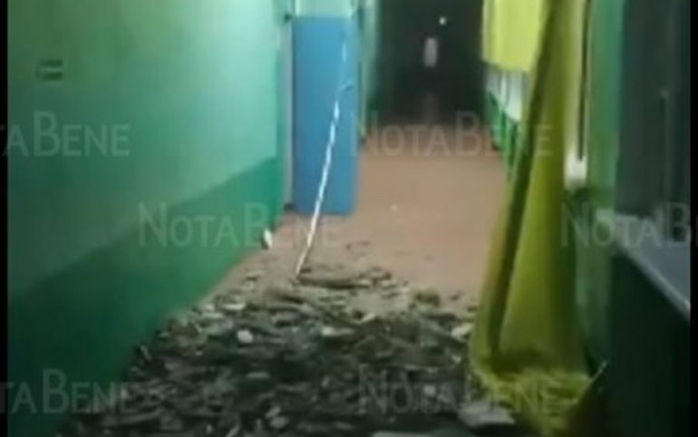 В черногорской школе с потолка обрушилась штукатурка