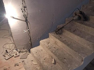 На стройке по Комарова погиб рабочий. Он упал между лестничными пролетами 