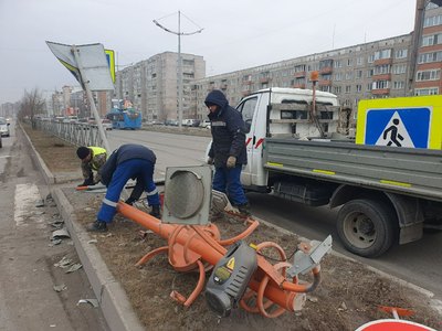Ночью водитель снес светофор на абаканском перекрестке 