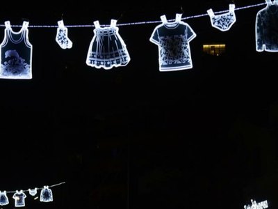 Власти Сочи украсили город иллюминацией в виде сохнущего нижнего белья
