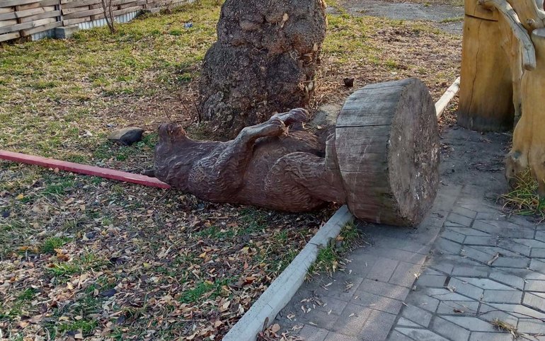 В Майнском сквере вновь поиздевались над медвежатами 