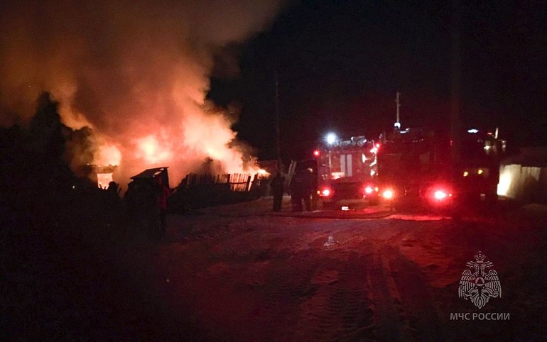 В Куйбышево сгорел дом. Погибшего вытащили из-под завалов 