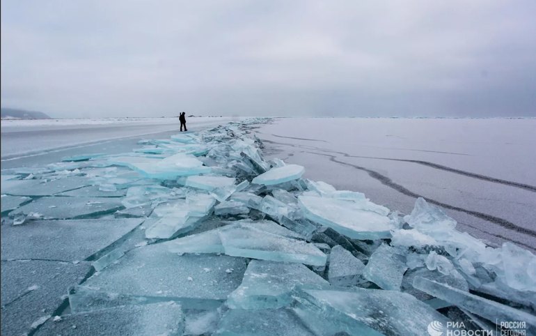 На льду Байкала многокилометровая трещина из-за температурных качелей 