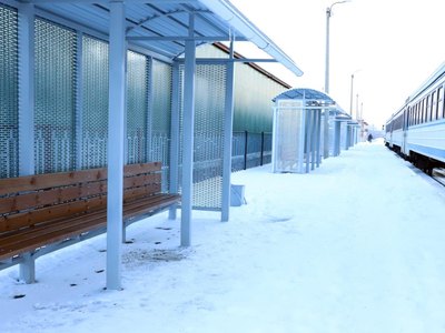 Перрон дизель-поезда в Саяногорске благоустроили для удобства сотрудников РУСАЛа