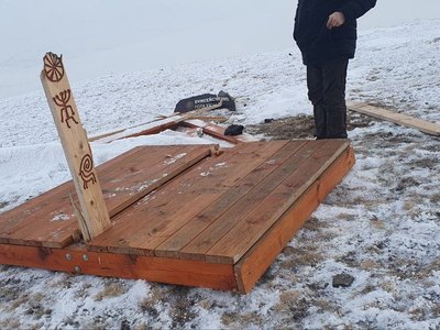 Вандалы разгромили фоторамку на горе Кюн Таг 