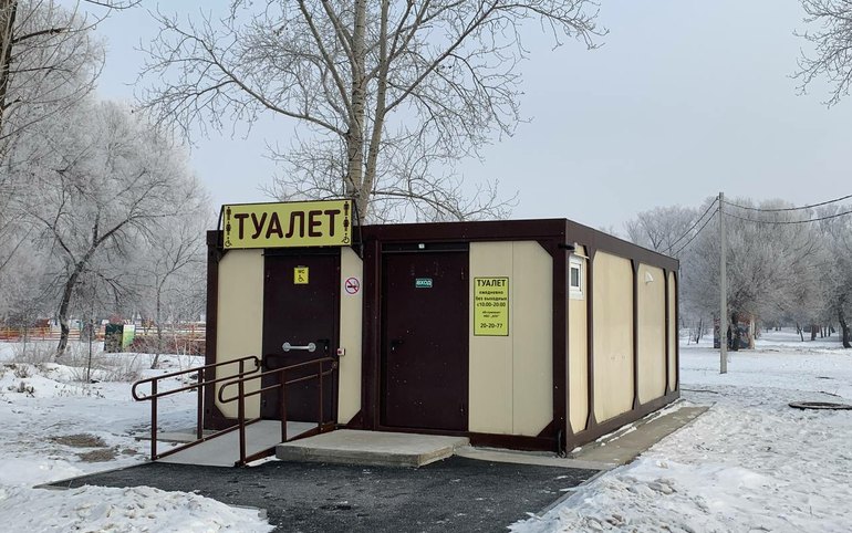 Новый теплый туалет работает в зоне отдыха 