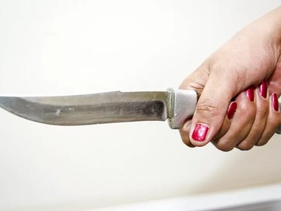 В Абакане женщина ударила ножом прохожего. Пострадавший ее не знает 