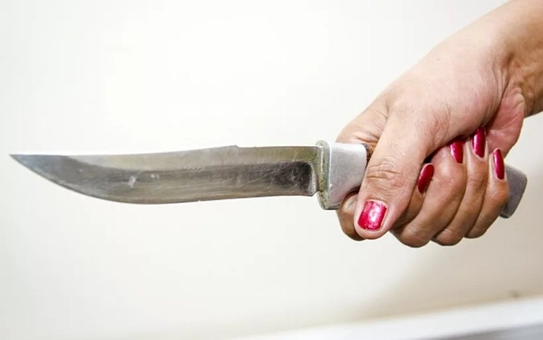 В Абакане женщина ударила ножом прохожего. Пострадавший ее не знает 