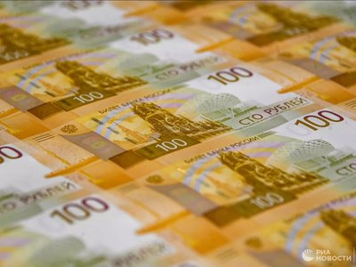 Новые сторублевые купюры поступят в оборот этим летом