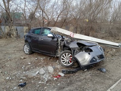 В районе Орбитовских дач Alfa Romeo влетела в столб 