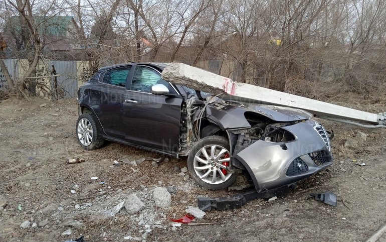 В районе Орбитовских дач Alfa Romeo влетела в столб 