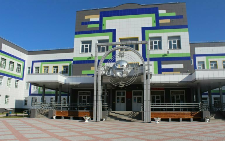 Родители уже дежурят у 31-й школы и формируют свои списки