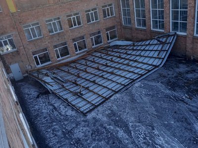 Штормовой ветер сорвал часть крыши с боградской школы 