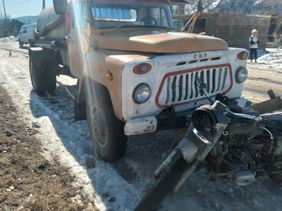 Мотоциклист врезался в грузовик и впал в кому