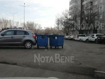 В Абакане мусорные баки присоседились к иномарке  