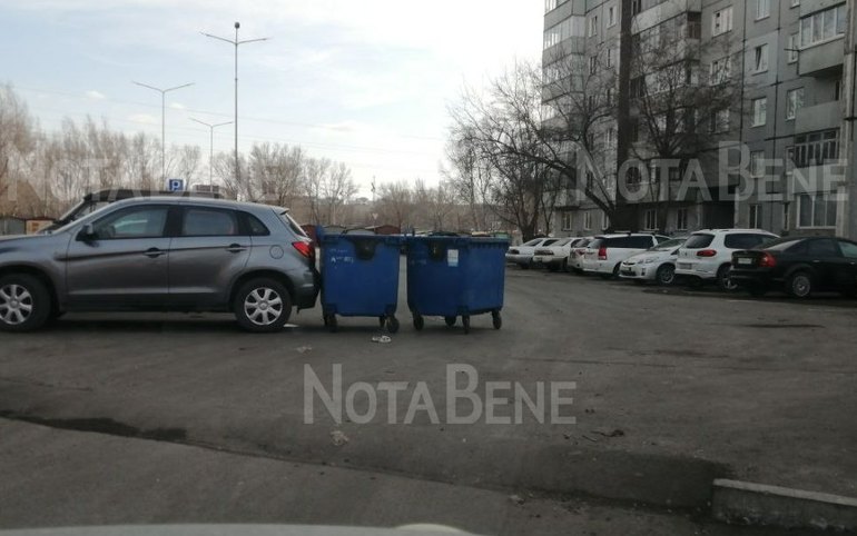 В Абакане мусорные баки присоседились к иномарке  