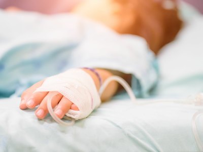 В Новосибирске кусок наледи с крыши сломал ребенку позвоночник
