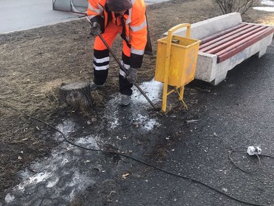 Абаканские коммунальщики уже чинят скамейки по Ленина 