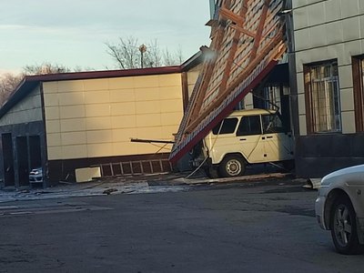 Сильный ветер опять снес в Хакасии крыши и перевернул остановки 