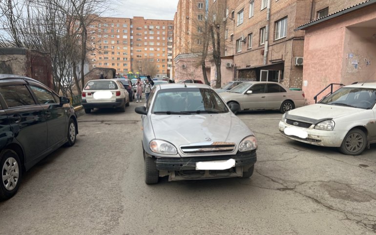 В центре Абакана ребенка толкнули под машину 