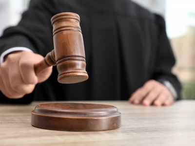 За хамское поведение в суде в Хакасии оштрафовали 215 человек 